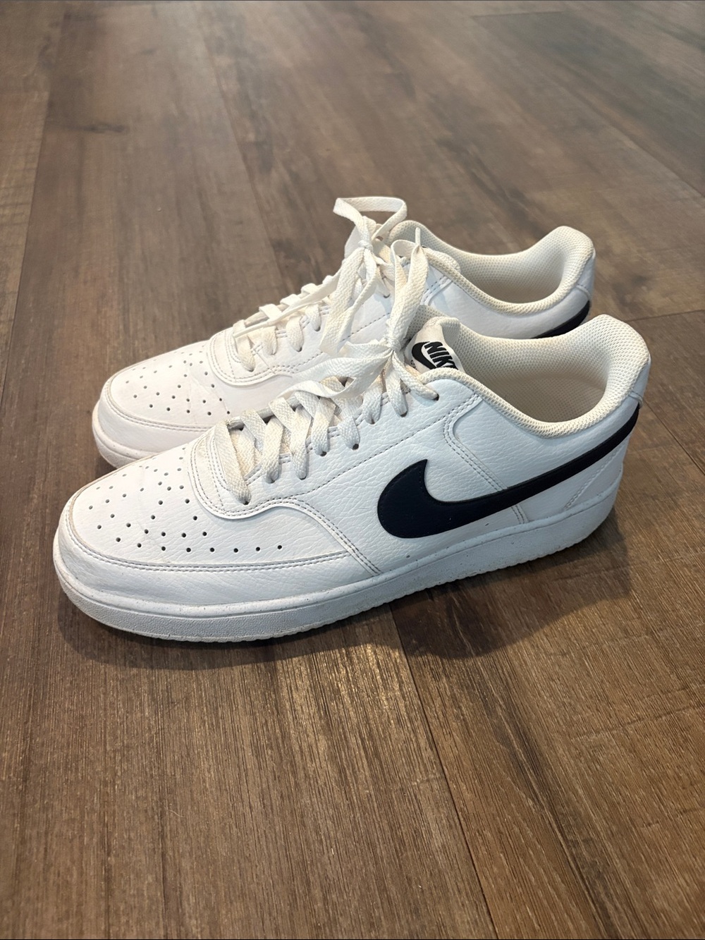 Nike White Low-Top Sneakers with Black Swoosh - Picture 5 of 5